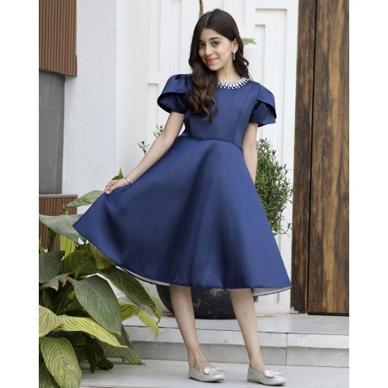 صورة فستان بناتي سهرة ميكادو كحلي باكسسوار رقبة وأكمام مبتكرة - m3797